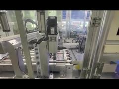 O robô de alta tensão da bateria de lítio do armazenamento de energia está soldando