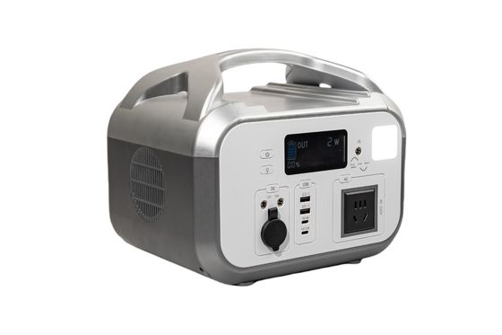 UL / CE aprovado 576Wh AC Output Power Carregamento rápido dentro de 3 horas Estação de energia solar portátil com luz LED para RV